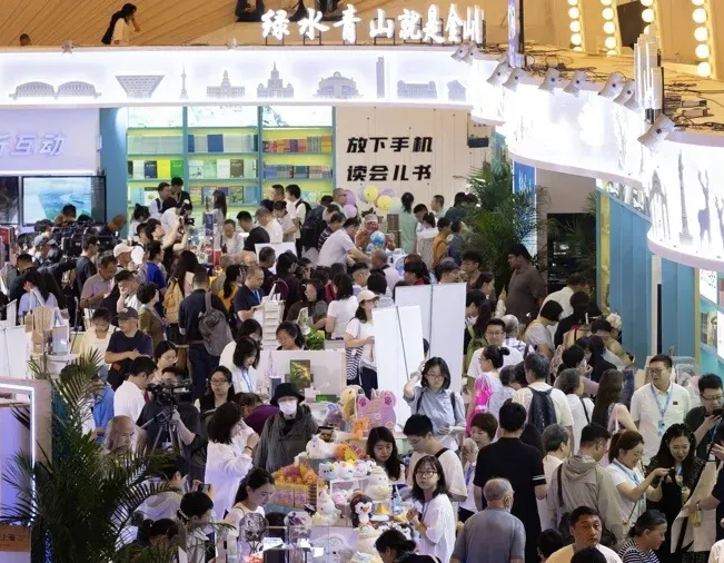 读者超42.2万人次，图书、文创产品销售额均创历史新高，2026上海书展今晚闭幕