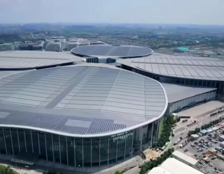 『央视新闻』全球好物走进千家万户 首届进博优品交易会明日启幕