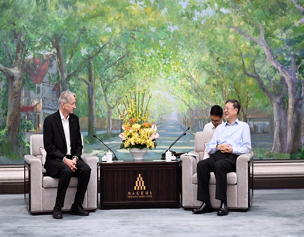 陈吉宁会见图灵奖、诺贝尔奖得主杰弗里·辛顿等2025世界人工智能大会嘉宾代表