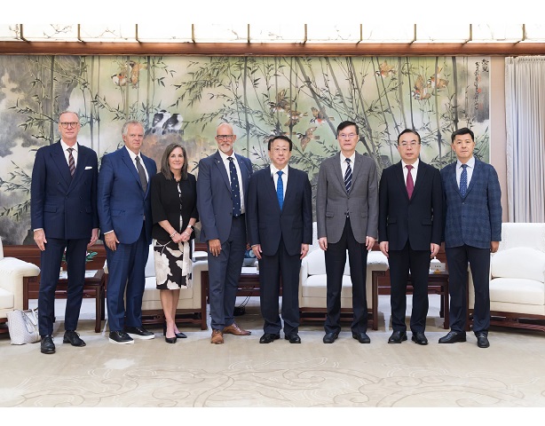 龚正会见参加2025国际会展业CEO上海大会的主要嘉宾