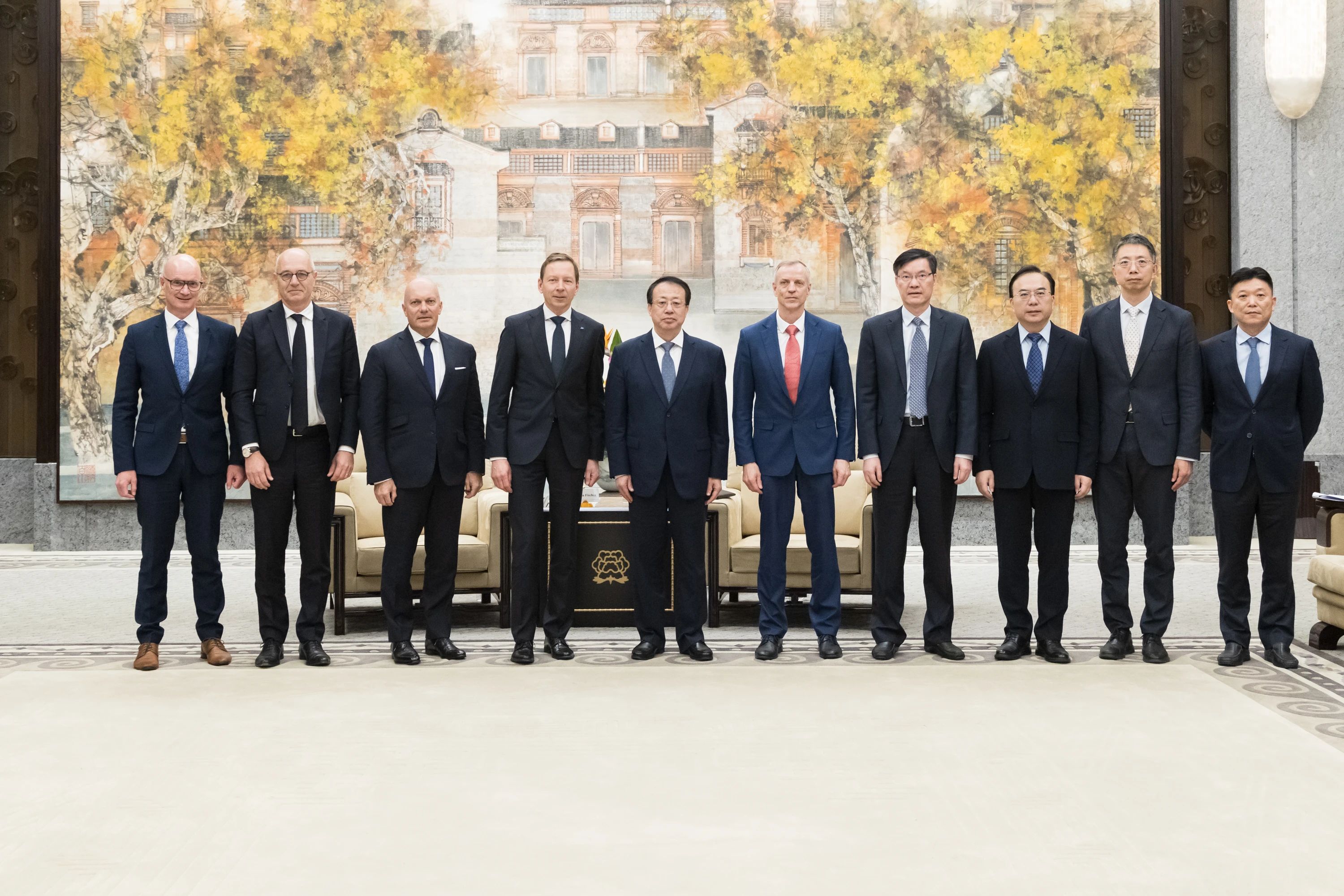 龚正会见来沪参加上海车展的国际企业全球高管